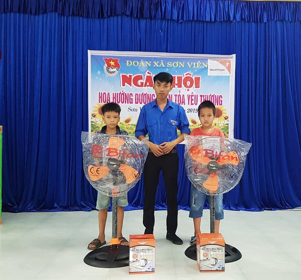 Trao quà cho học sinh